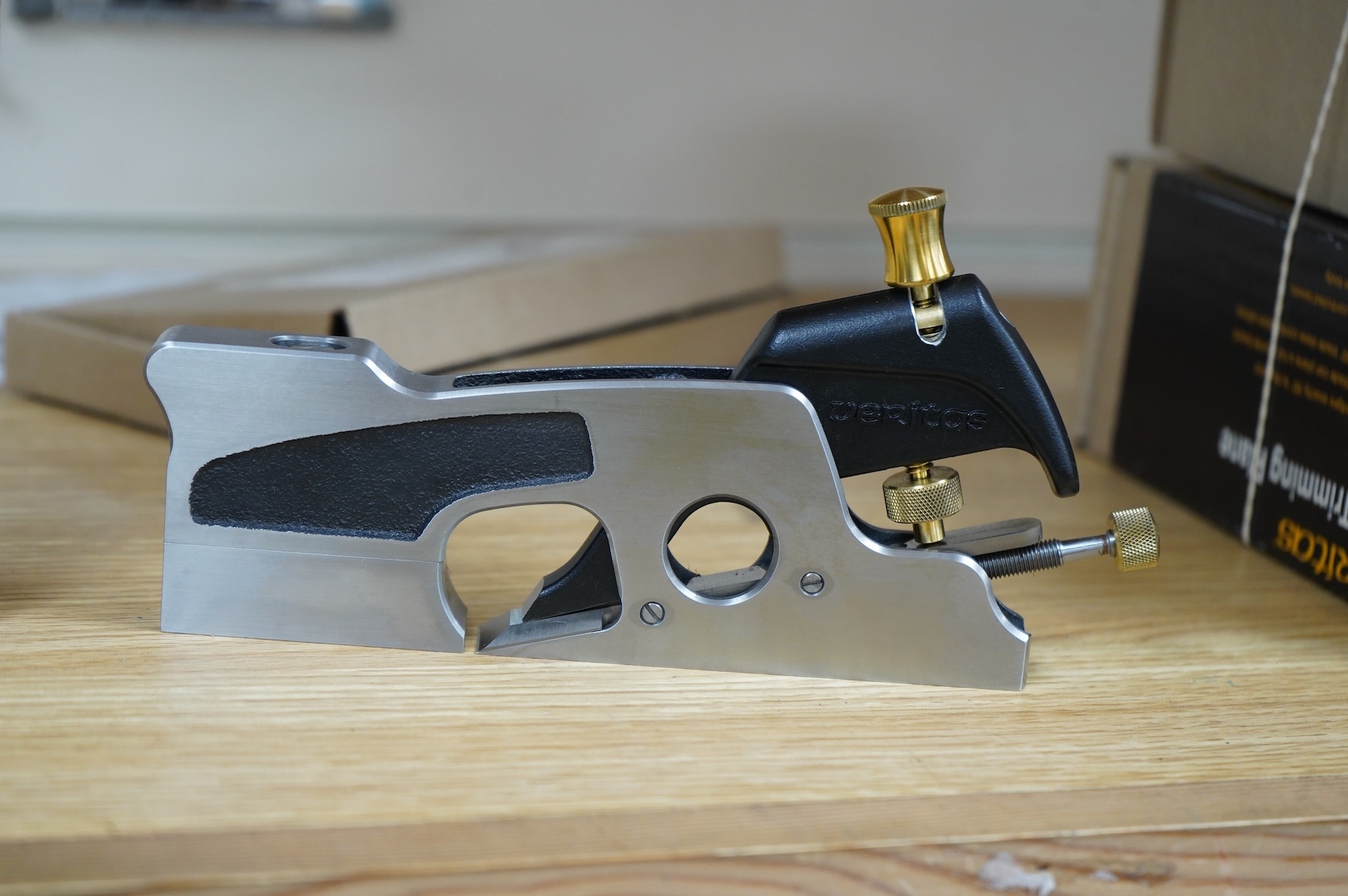 A boxed Veritas medium shoulder plane (05P41.01), with paperwork